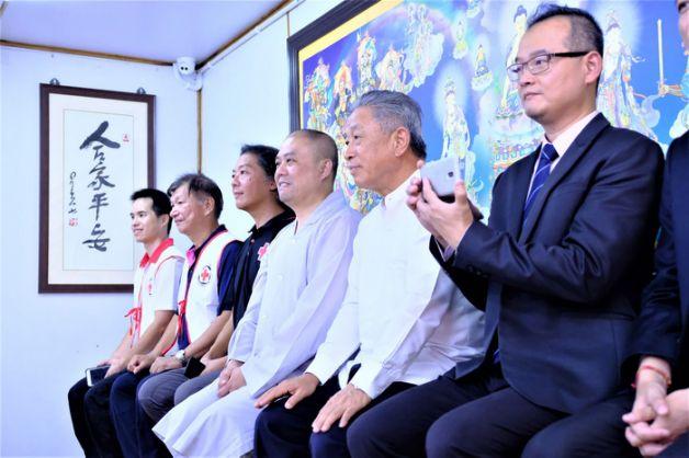 田大使（右二）與中華民國紅十字會高雄分會三名志工觀賞沙彌帶來的急救和防災技能演練。