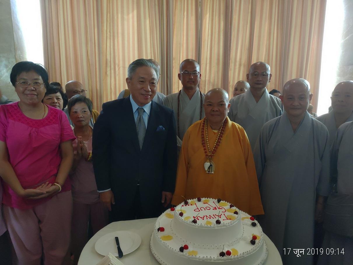 田大使與傳敦法師、妙通寺上百名朝聖團客合影。