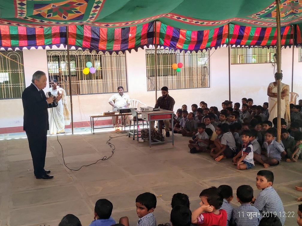 駐印度代表田中光大使本(7)月11日應邀前往印度南方州(Andhra Pradesh) Singannagudem天主教St. Vincent中學出席校車啟用儀式。