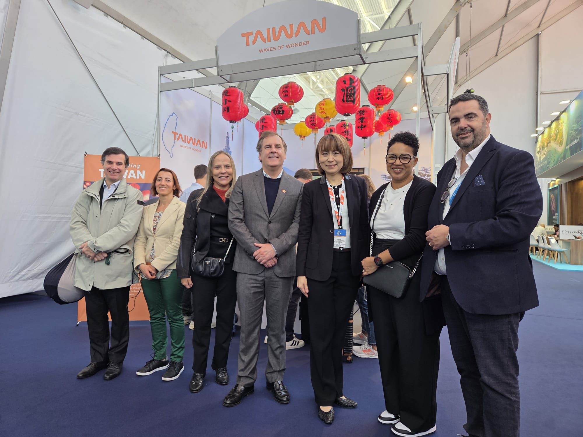 張大使亞光在葡萄牙里斯本國際旅展(BTL)我國參展攤位前，與參訪貴賓 #里斯本 市政府委員Bruno Mascarenha(左4)、#長榮航空 巴黎分公司商務專員 Manuela Colbrun(右2)、長榮航空葡國銷售代理ATR公司總經理Artur Sousa(右1)、里斯本市政委員顧問、前歐洲議員Jose Faria(左1)等合影。