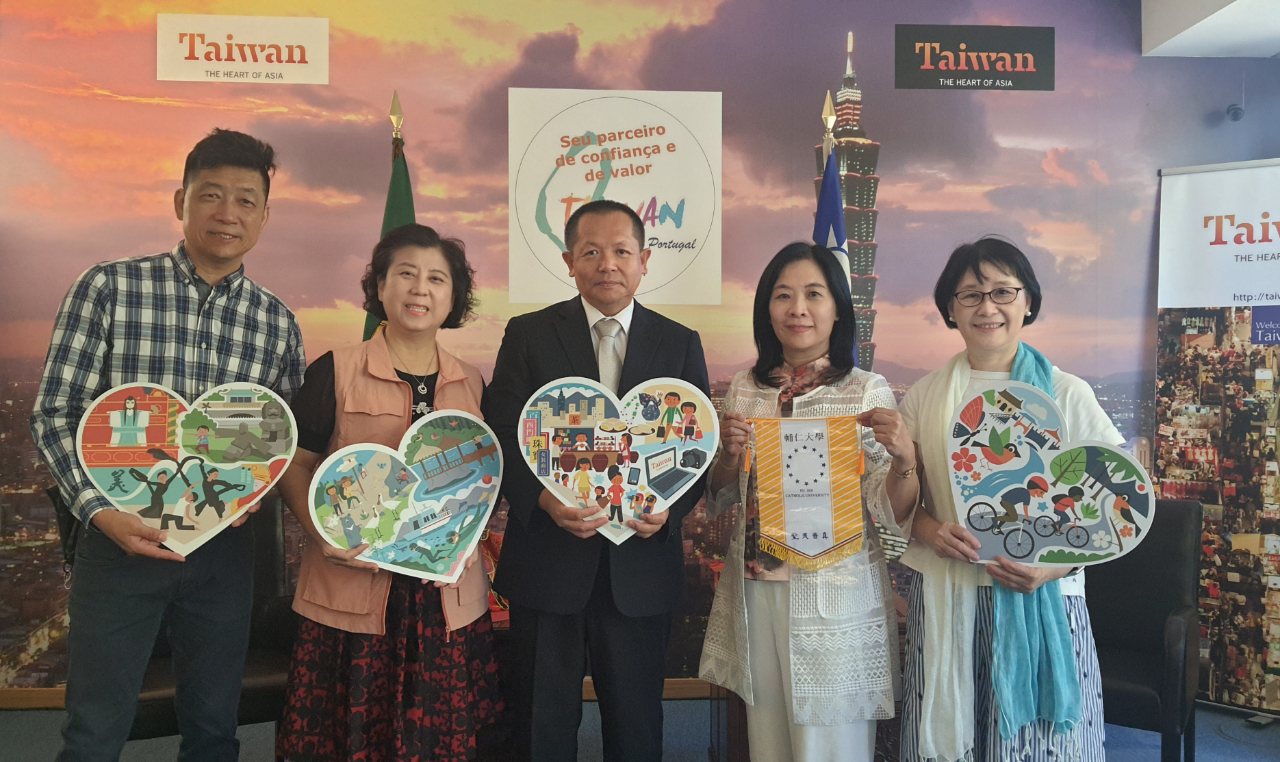 Os professores, incluindo a Presidenta do Departamento de Estudos da Criança e da Família, Dra. Jolin Chen, vieram a Portugal para uma conferência académica.