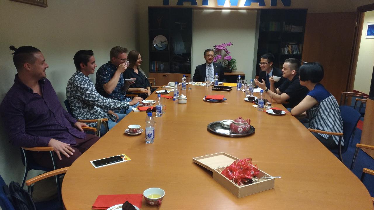 曾代表頒發2018獎學金受獎證書予受獎生/Representative Larry Tseng presents 2018 Scholarship certificates to new awardees