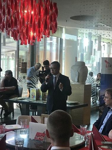 駐斯洛伐克代表處曾大使致詞並向現場來賓介紹該書內容