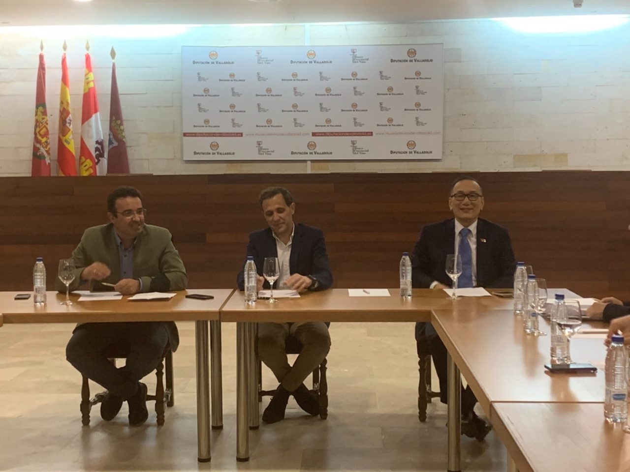 劉大使與Valladolid 省議會議長Conrado Íscar Ordóñez(中)及Peñafiel 市Roberto Díaz市長(左一)共同主持與Valladolid酒莊業者座談會