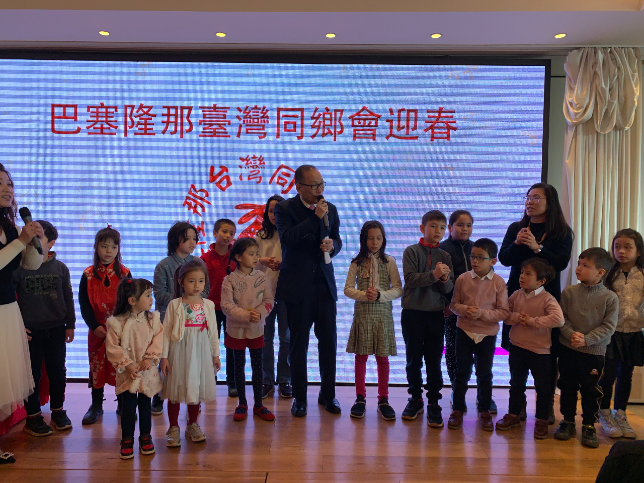 劉大使與僑界小朋友們合唱新年歌曲