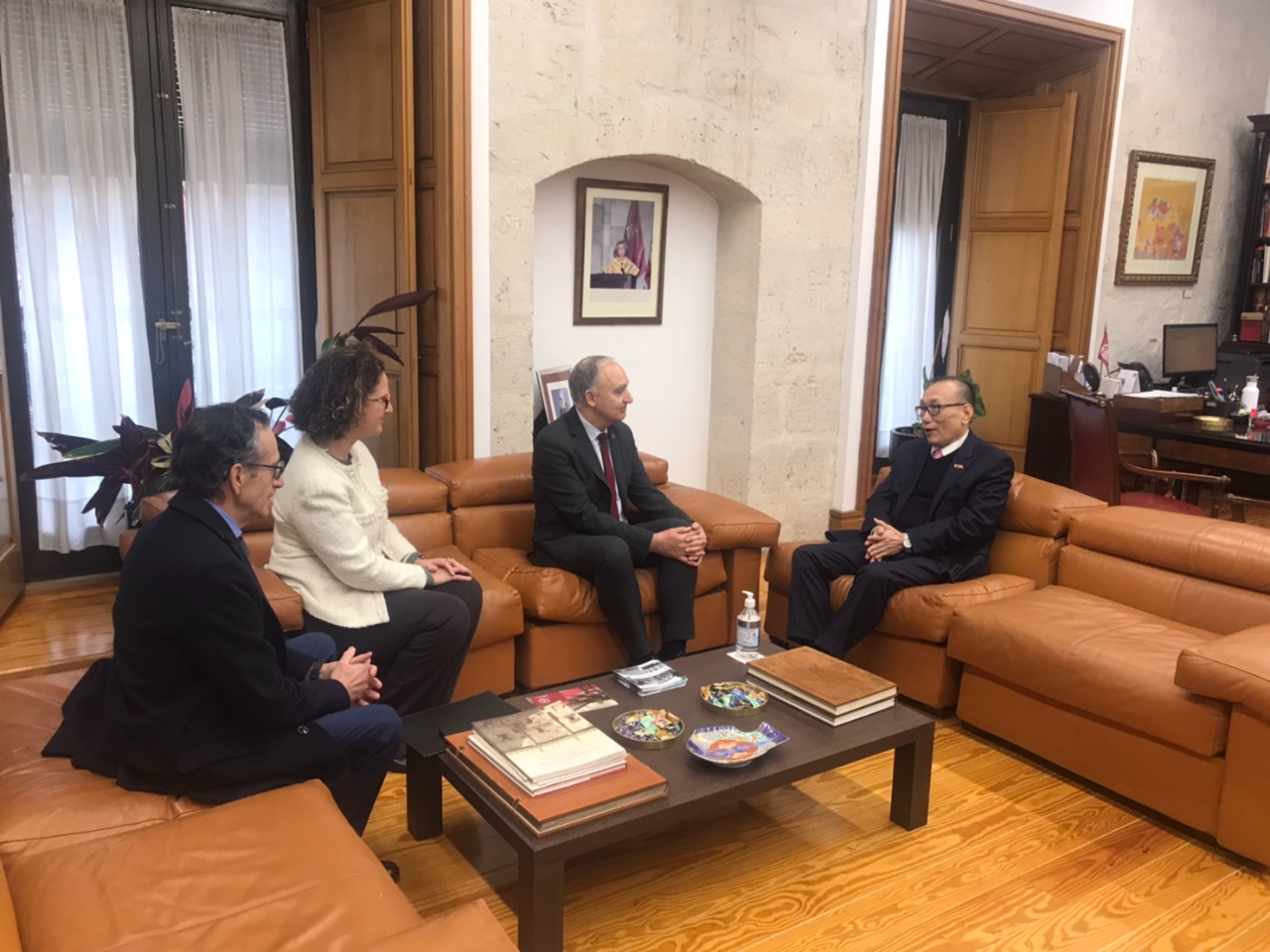 劉大使(右1)與Valladolid大學校長Antonio Largo Cabrerizo(右2)及副校長Paloma Castro Prieto(左2)等會談。