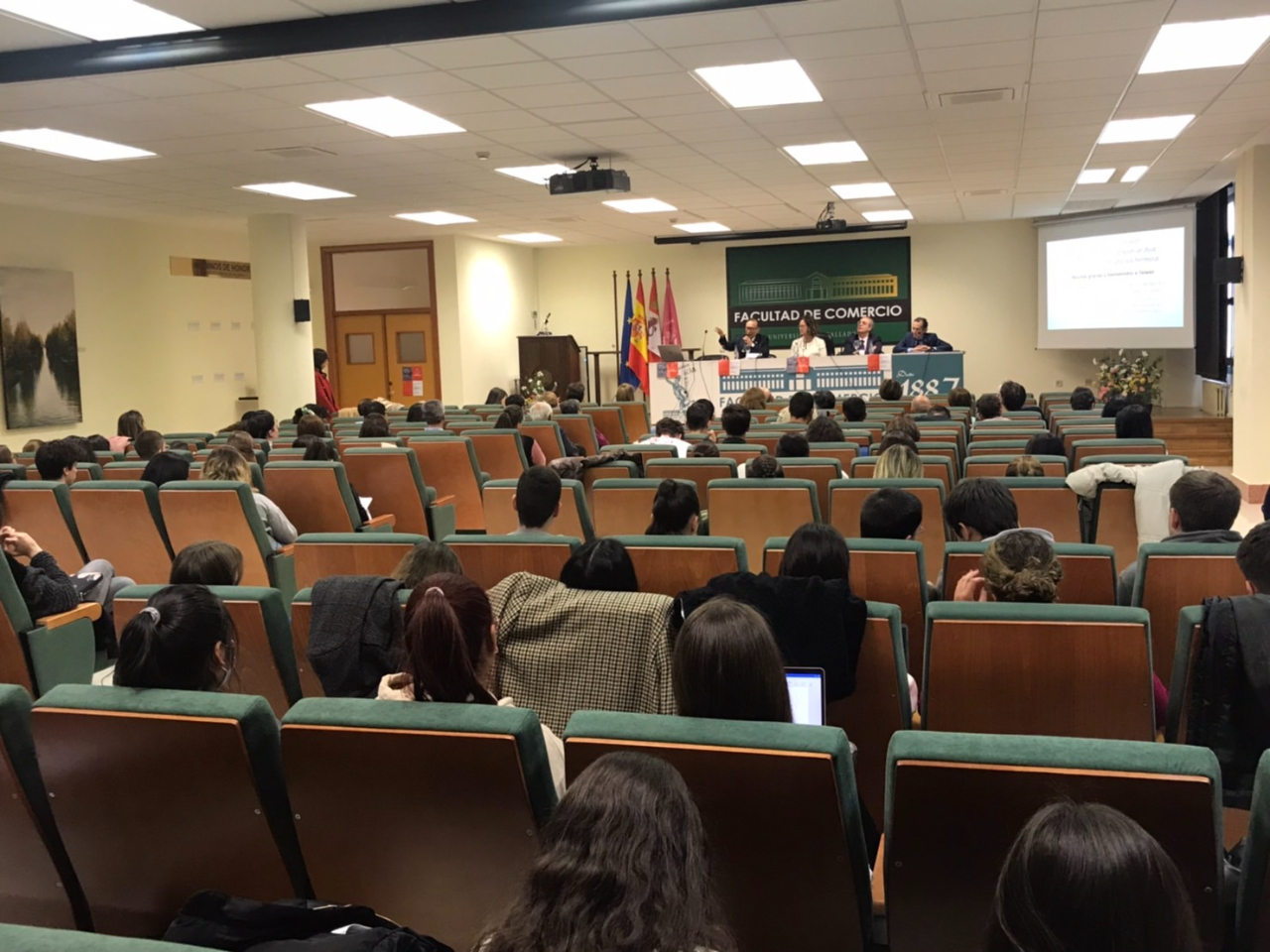 Valladolid大學師生踴躍出席劉大使(左1)演講向演講情形。