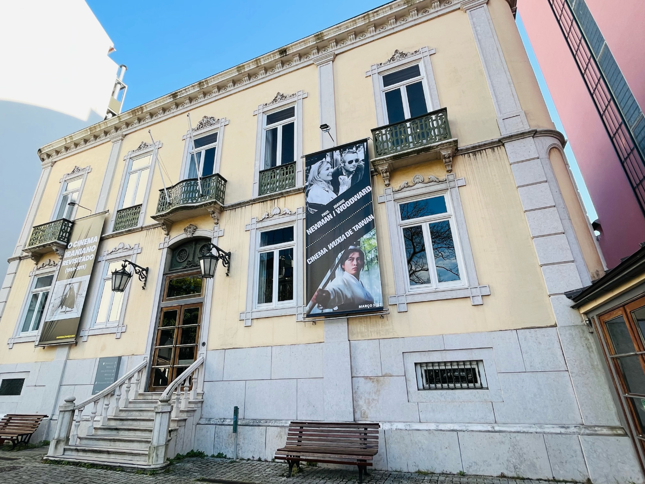 葡萄牙電影博物館外牆懸掛的大型電影宣傳掛板