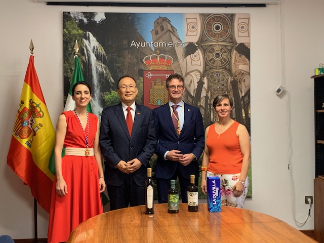 M市長展示該市成功輸臺橄欖油，右起Andalucía自治區農業局長Soledad Aranda、Miralles市長、劉大使及副市長Francisca Hidalgo