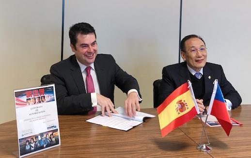 Jesús Ángel Rojo, presidente de Distrito TV, y José María Liu, embajador de Taiwán en España, durante la firma del acuerdo de colaboración Jesús Ángel Rojo, presidente de Distrito TV, y José María Liu, embajador de Taiwán en España, durante la firma del acuerdo de colaboración
