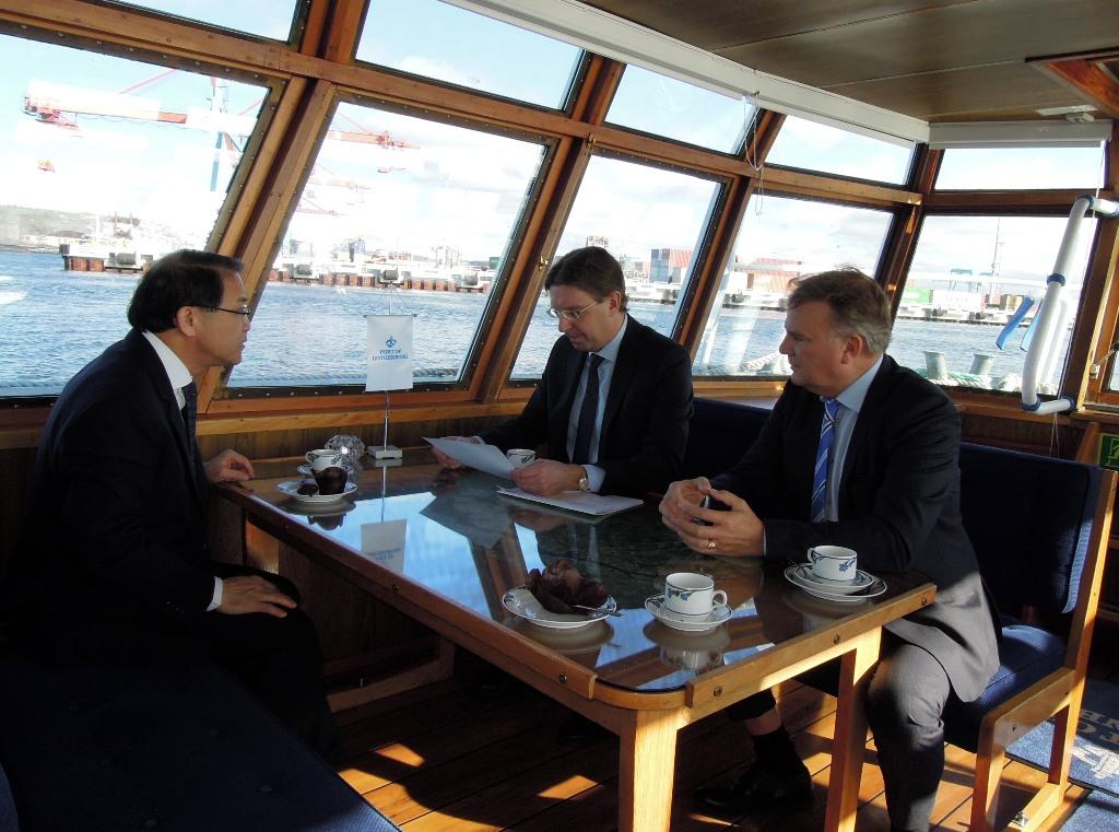 廖大使東周與哥特堡港務局副執行長Glaes Sundmark資深經理Gstig-Goran Thoren洽談。
