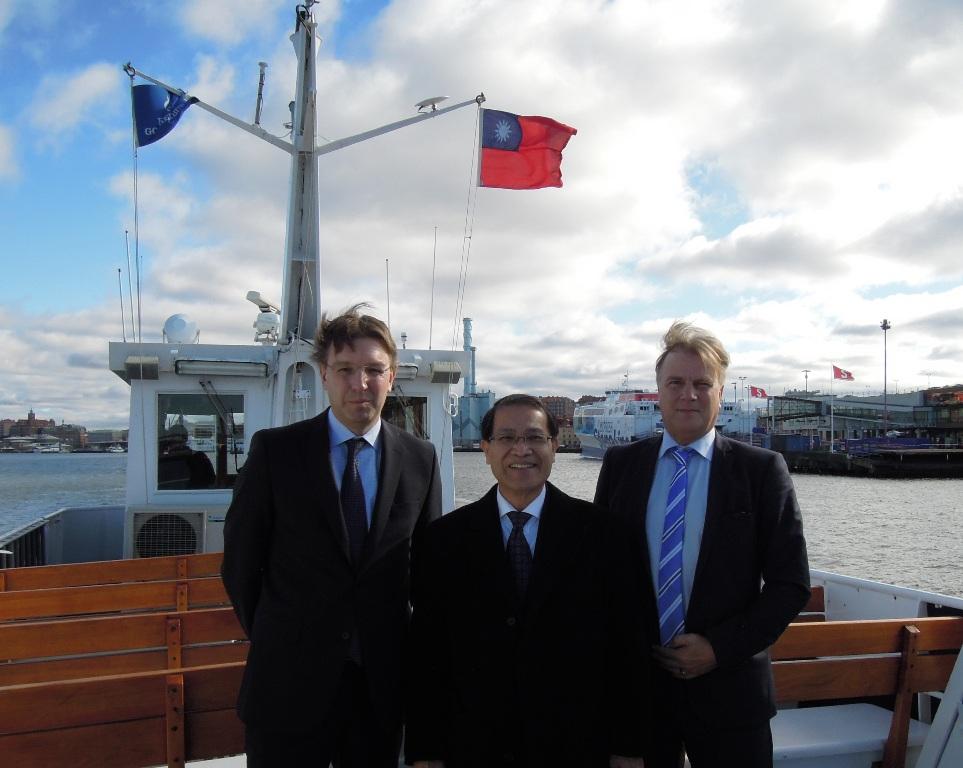 廖大使東周與哥特堡港務局人員搭船實地瞭解營運現況。