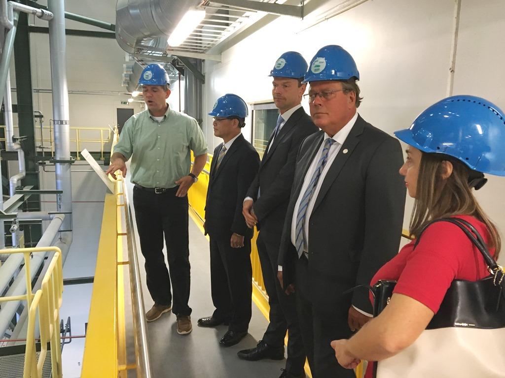 廖大使東周由赫辛堡市長Peter Danielsson陪同參訪Öresundskraft能源公司廢料轉能源廠。