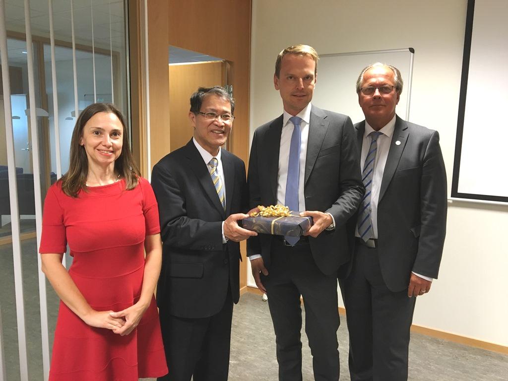 廖大使東周贈送禮品予赫辛堡市長Peter Danielsson 並與國會議員Boriana Aberg合影。