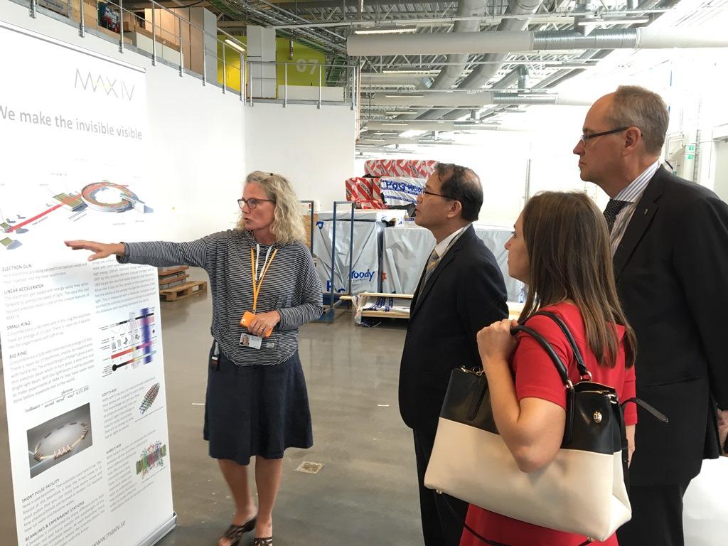 廖大使東周由Lund區第二副主席Christer Wallin陪同參訪MAX IV實驗室X光雷射設備。