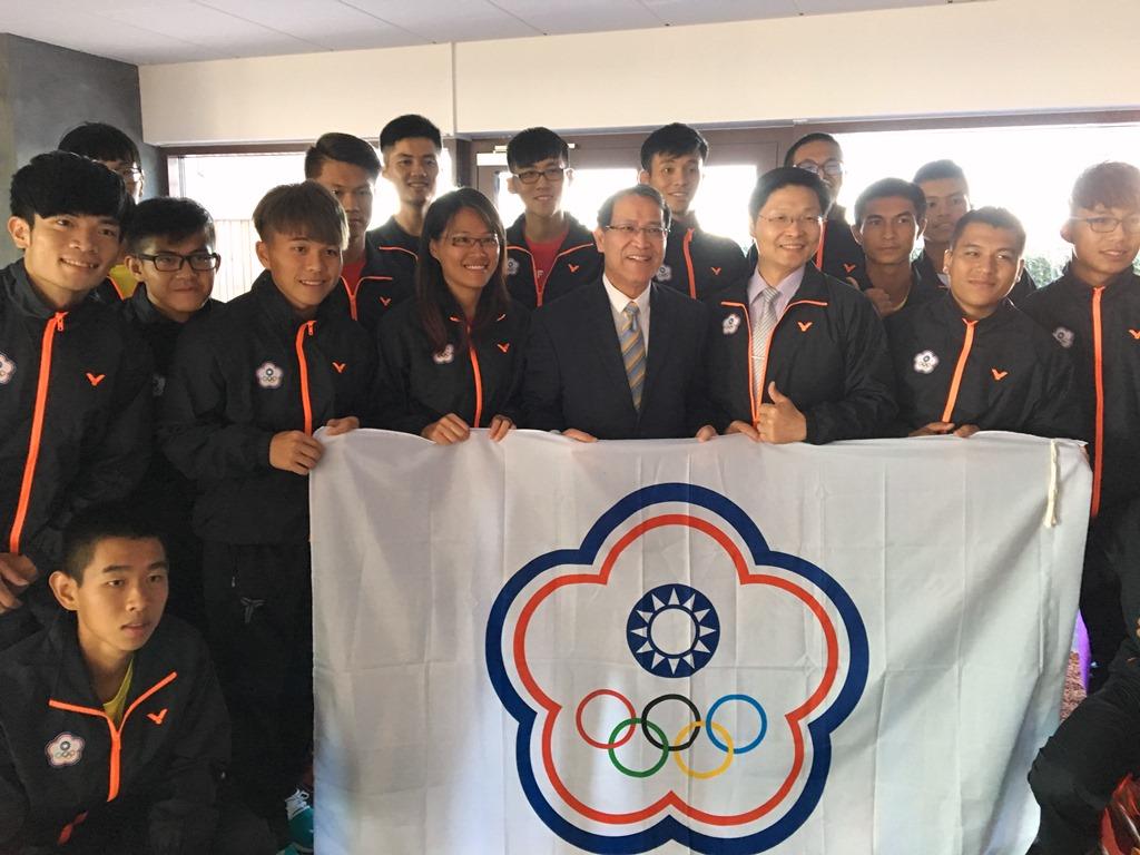 廖大使東周與參加2016年世界室外拔河錦標賽選手們合影。