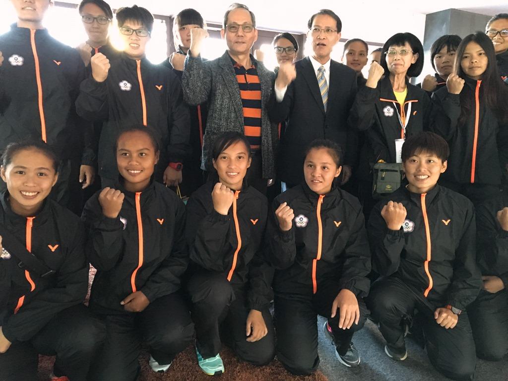 廖大使東周偕僑務促進委員李益與參加2016年世界室外拔河錦標賽選手們合影。