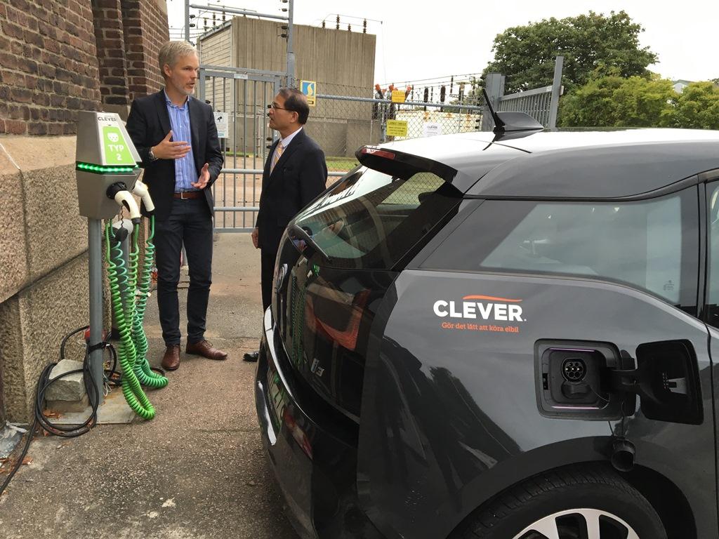 廖大使參訪CLEVER公司電動汽車了解電動汽車充電情形。 