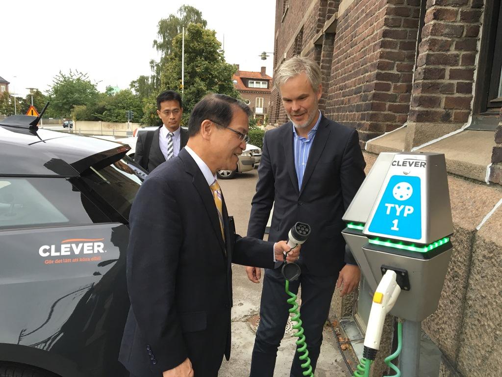 廖大使參訪CLEVER公司電動汽車了解電動汽車充電情形。