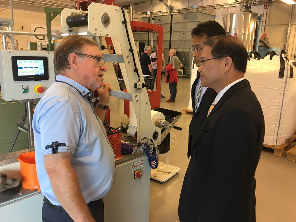 廖大使東周參觀GAIA研發出塑膠製品的替代生質原料公司。