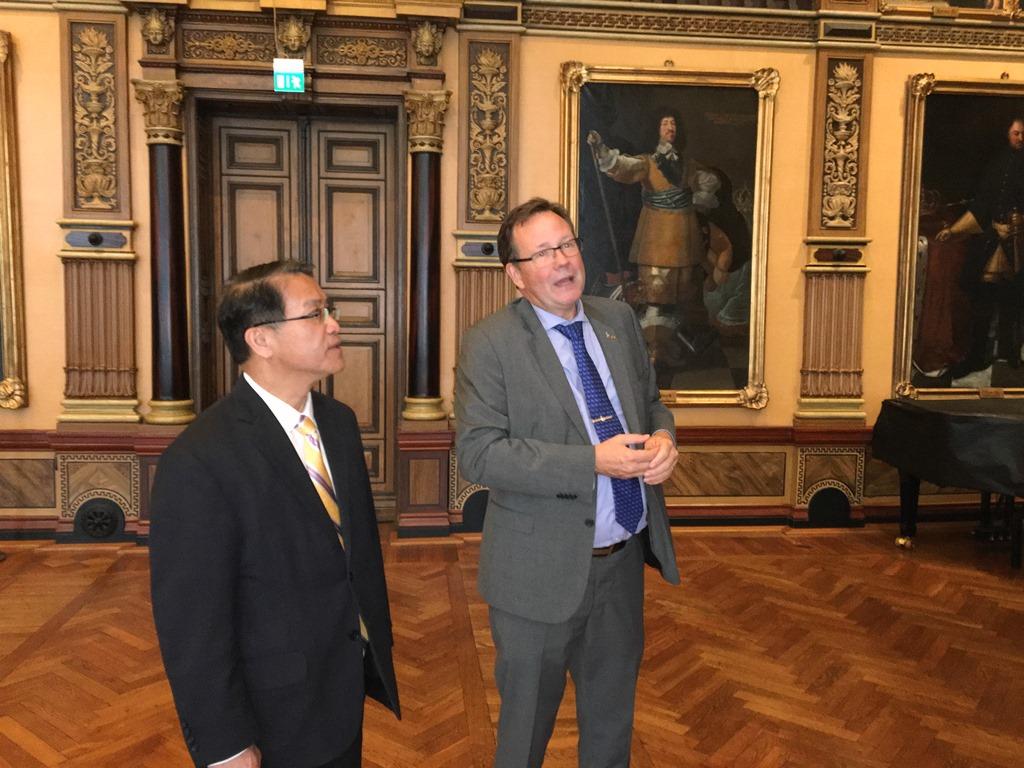 廖大使東周拜會馬爾默市長Kent Andersson，並由市長親自導覽市政廳。