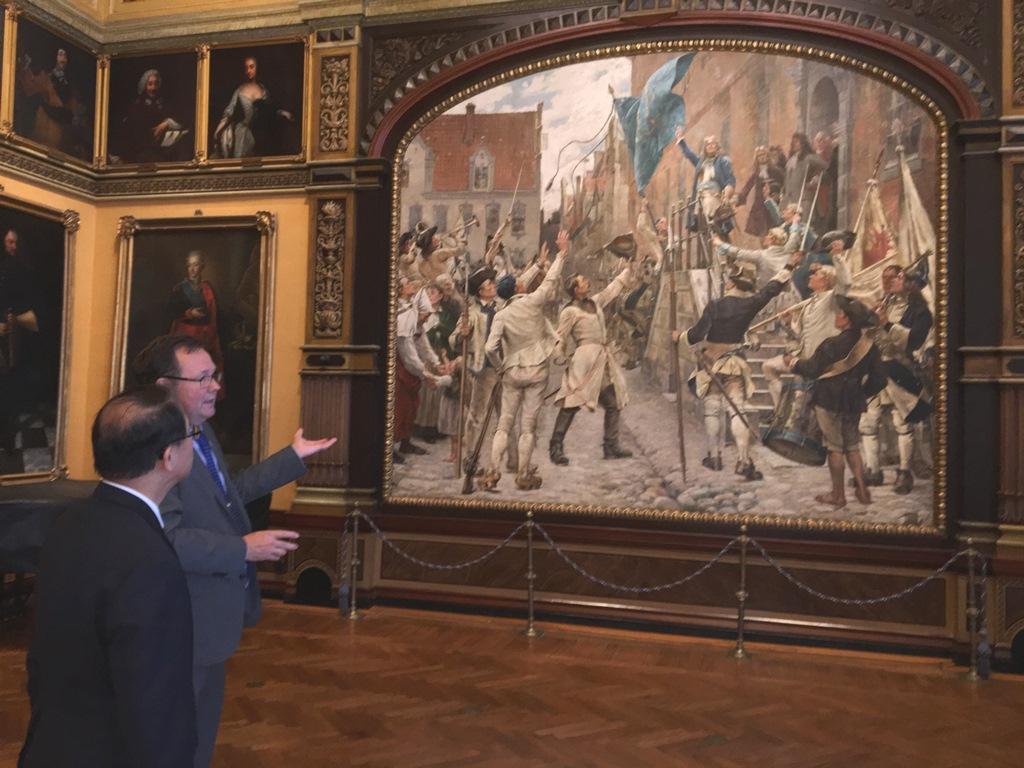 廖大使東周拜會馬爾默市長Kent Andersson，並由市長親自導覽市政廳。