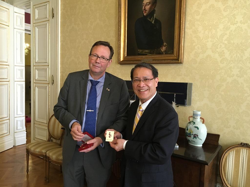 馬爾默市長Kent Andersson贈送市徽予廖大使並合影。