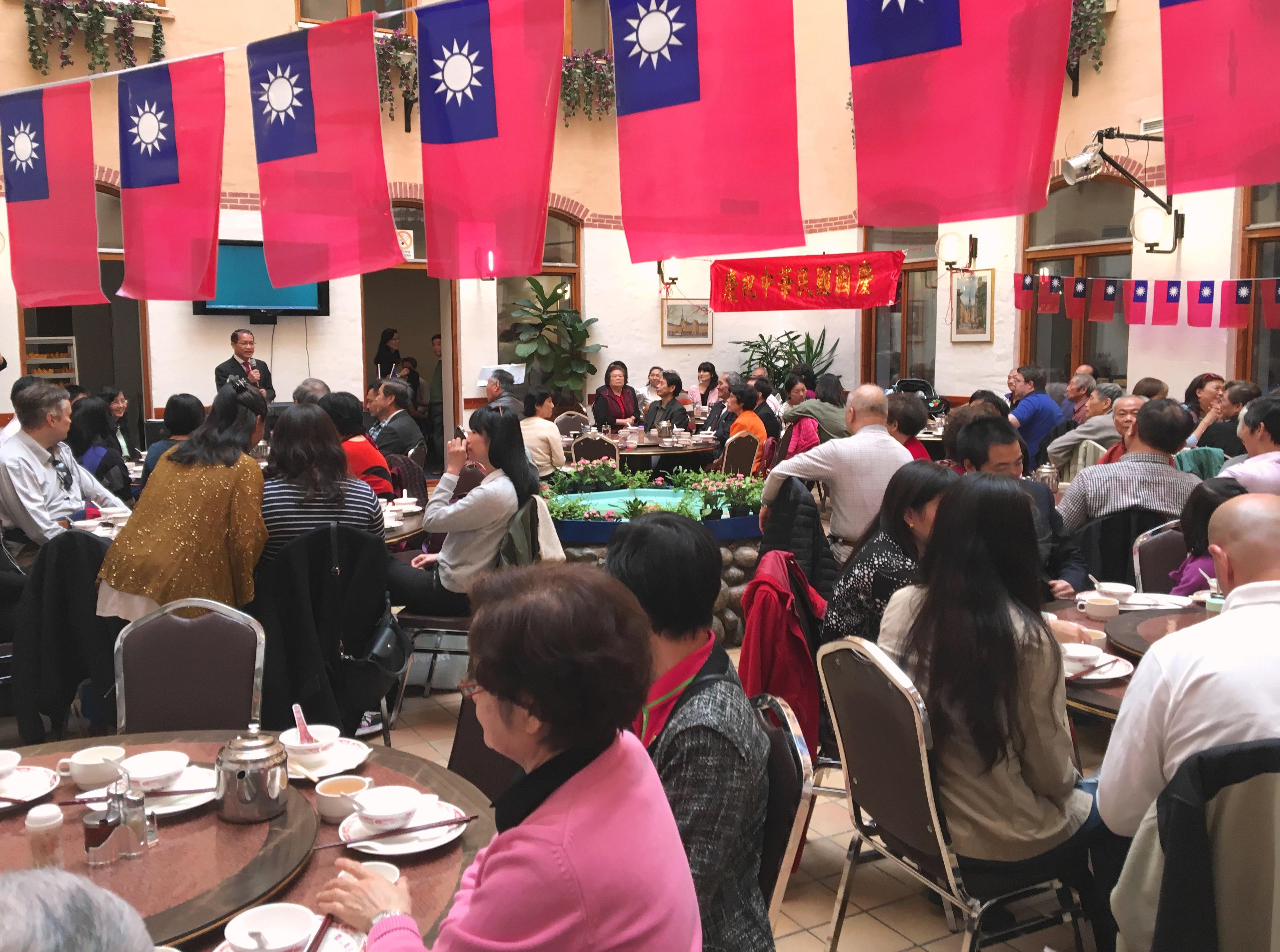瑞典僑社舉辦105年中華民國雙十國慶餐會會場懸掛國旗。