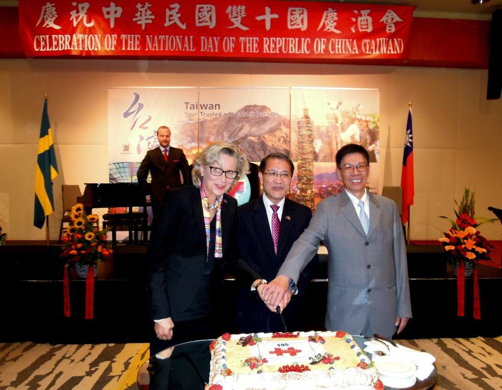 廖大使與貴賓Margareta Cederfelt 國會議員（左一）、台灣瑞典華人聯合會張克勝會長共切中華民國生日蛋糕。