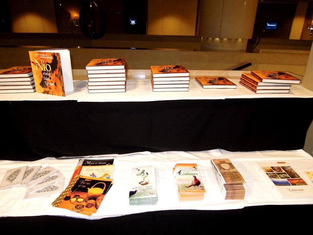 105年中華民國國慶酒會上「中華民國一瞥」及觀光旅遊文宣品。