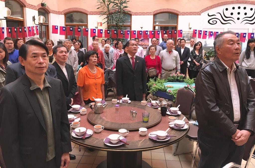 瑞典僑社105年中華民國雙十國慶全體起立合唱國歌。
