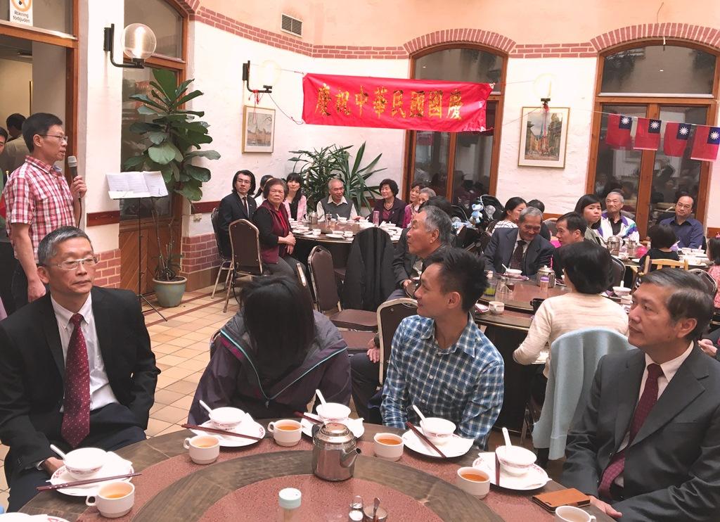 瑞典僑社105年中華民國雙十國慶餐會由聯合會會長張克勝主持。