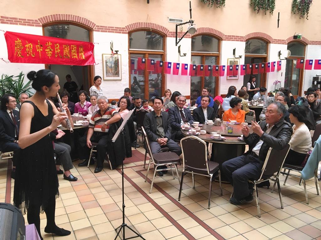 瑞典僑社105年中華民國雙十國慶餐會時安排長笛演奏。