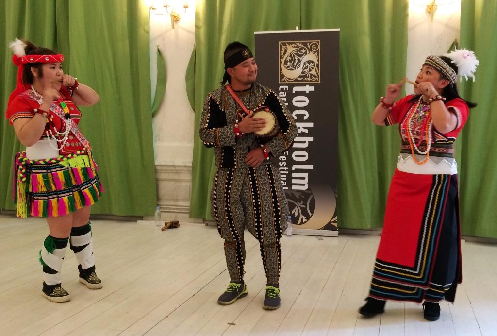 2017瑞典斯德哥爾摩早期音樂節台灣原住民音樂團隊阿美族陳沙崙(右)、陳雅涵(左)及布農族宋大衛(中)表演。