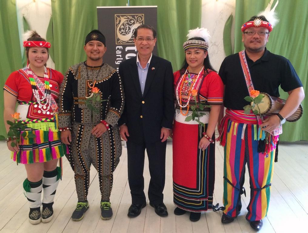 駐瑞典代表處廖大使東周(左3)與台灣原住民音樂團隊合影。
