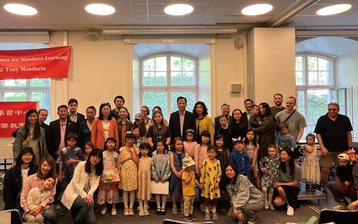 本處駐地亦為北歐地區唯一「台灣華語文學習中心」本(5)月13日於斯德哥爾摩民眾大學(Folk University)舉辦該中心及其主辦僑校「Tizzy的中文樂教室」之學生成果發表會與台灣文化體驗活動。活動計有學習中心與僑校師生及家長等約百餘人出席。