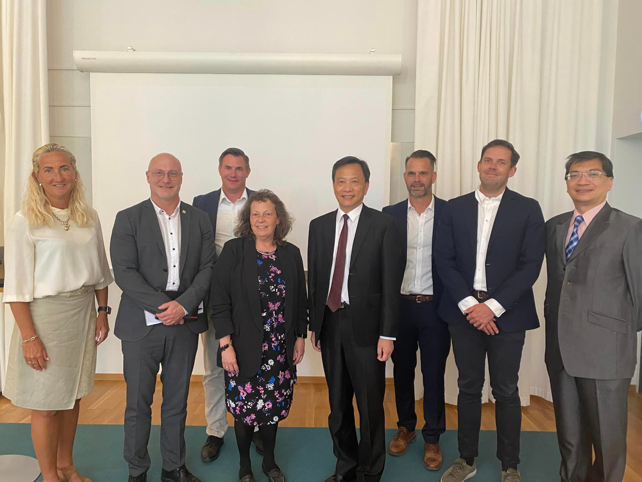 駐瑞典代表處谷瑞生大使於2023年6月14日轄訪瑞典西約特蘭省斯卡拉堡區（瑞典第四大勞動力區域）舍夫德市及約特納市。 期間谷大使與舍夫德科學園區、舍夫德大學、ASSAR工業創新中心及斯卡拉堡經濟發展局交換意見並實地造訪有關單位。