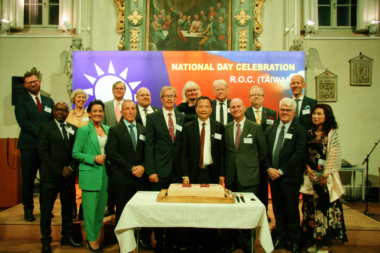 谷大使夫婦主持112年國慶酒會並與瑞典國會議員等與會貴賓合影