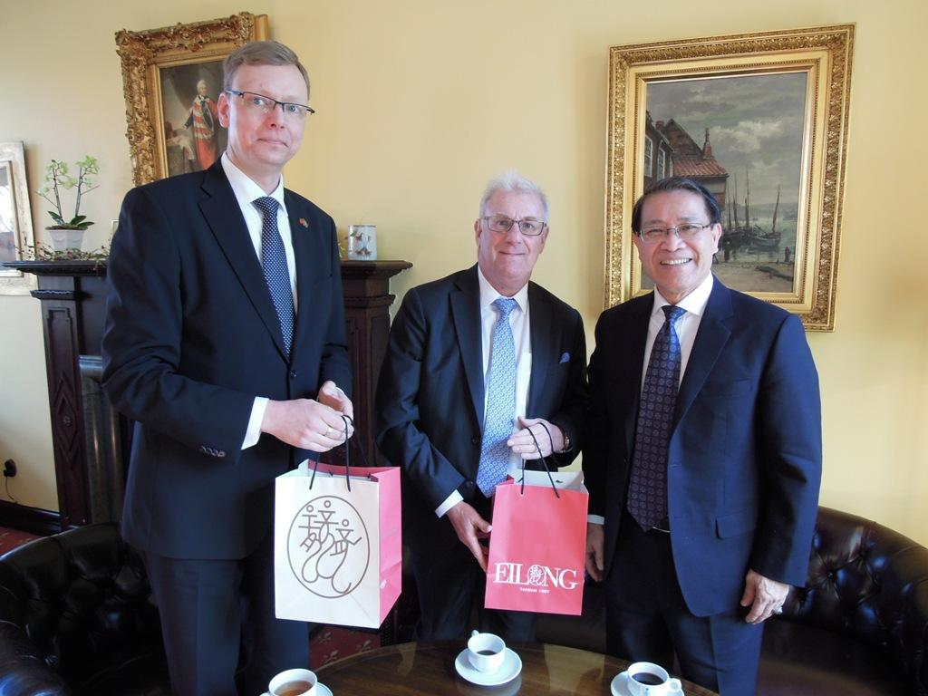 Ambassador Liao together with Joakim Stoppenbach, chairman of Sweden-Taiwan Association and Stefan Björk, chairman of GreenCarrier. 