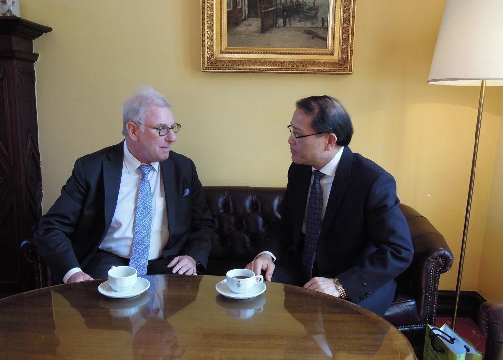 Ambassador Liao talking to Stefan Björk, chairman of GreenCarrier.