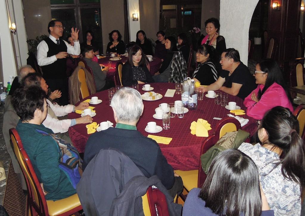Ambassador Liao dining with overseas Taiwanese and exchange students.