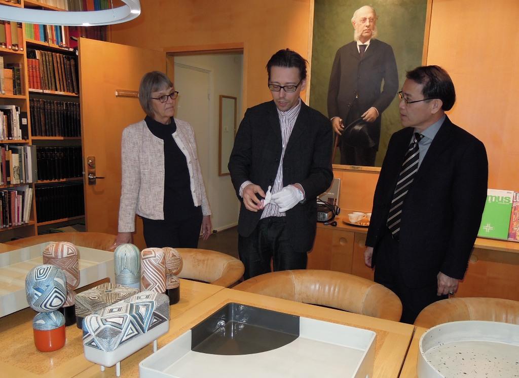 Ambassador Liao at Röhsska Museet which has Swedish-Taiwanese art objects. 