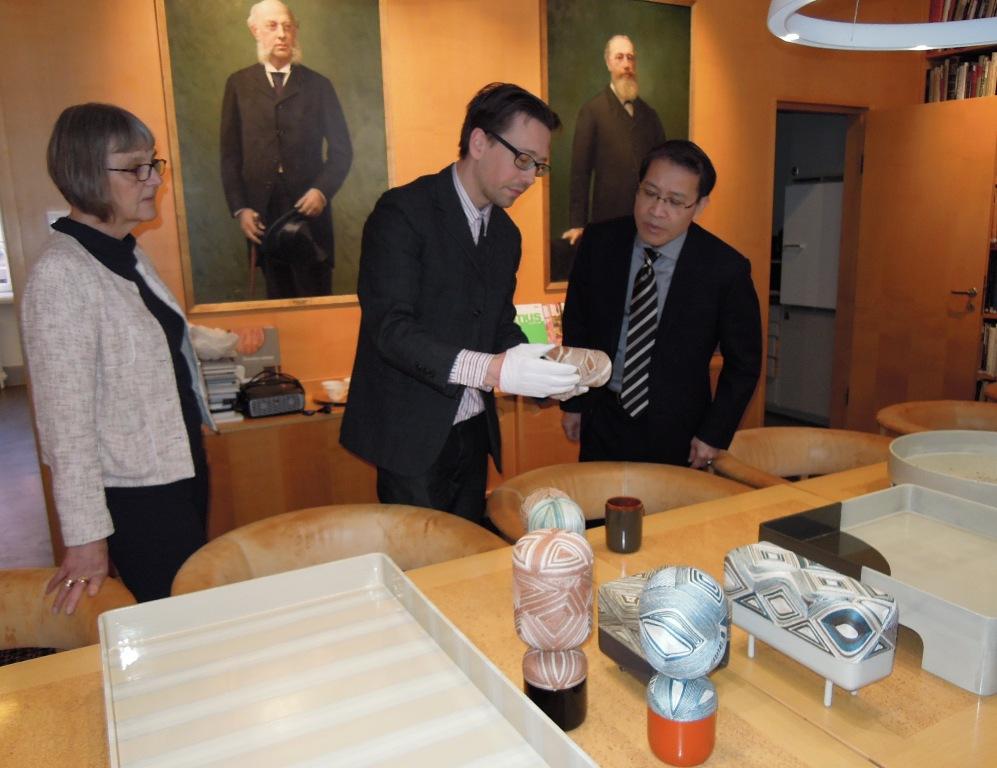Ambassador Liao at Röhsska Museet which has Swedish-Taiwanese art objects. 