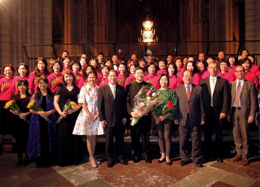 Group photo of Taiwan Chorus, Representative Liao and his wife, Ulric Andersson (Director, Uppsala Domkyrka) and Sten Bernhardsson (Director of Cultural Affairs, Uppsala city).