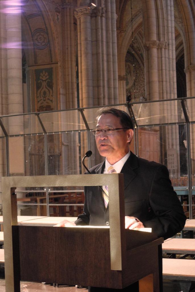 Representative Liao welcomes the audience before the concert.