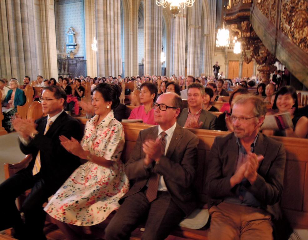 The audience seemed to enjoy themselves at the concert.