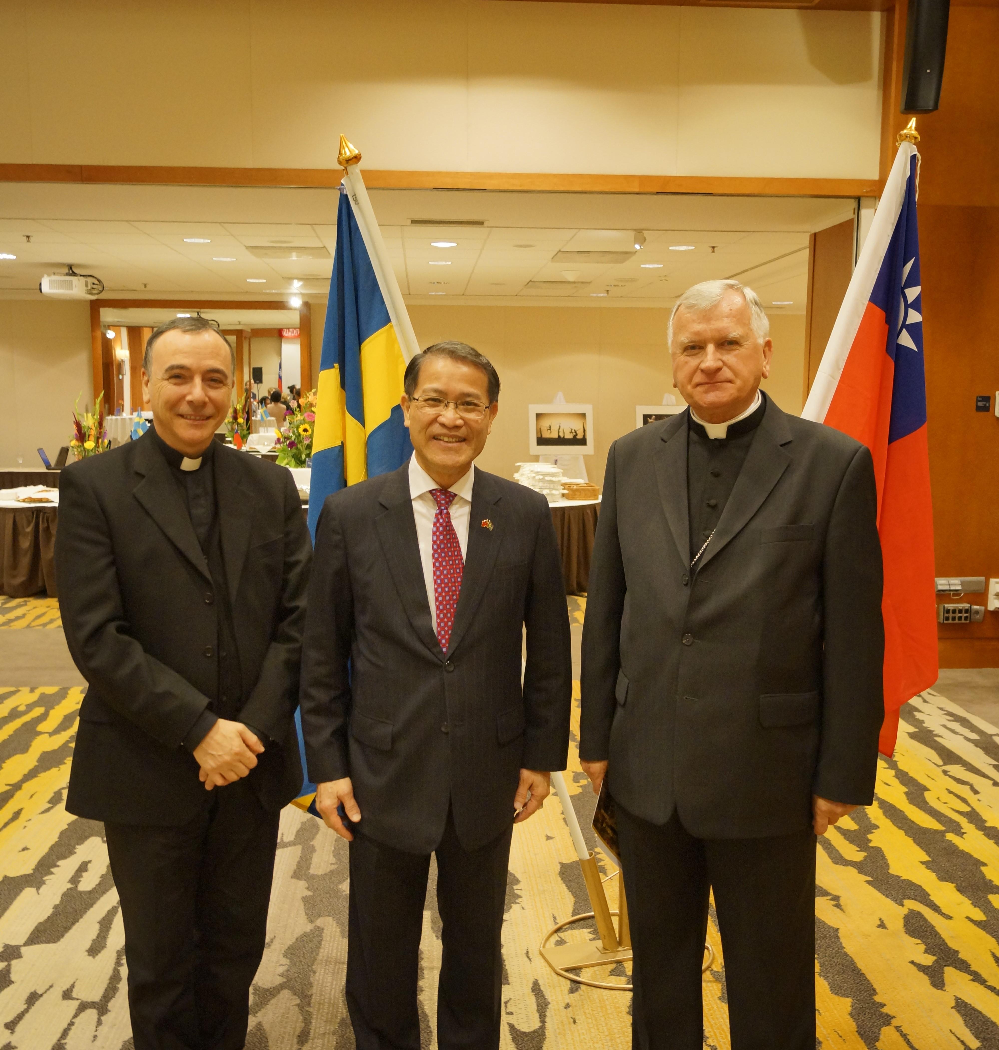 Ambassador Liao with Ambassador of the Holy See to Sweden Henryk Józef Nowacki (1st from the right) and Minister Gian Luca Perici (1st from left).