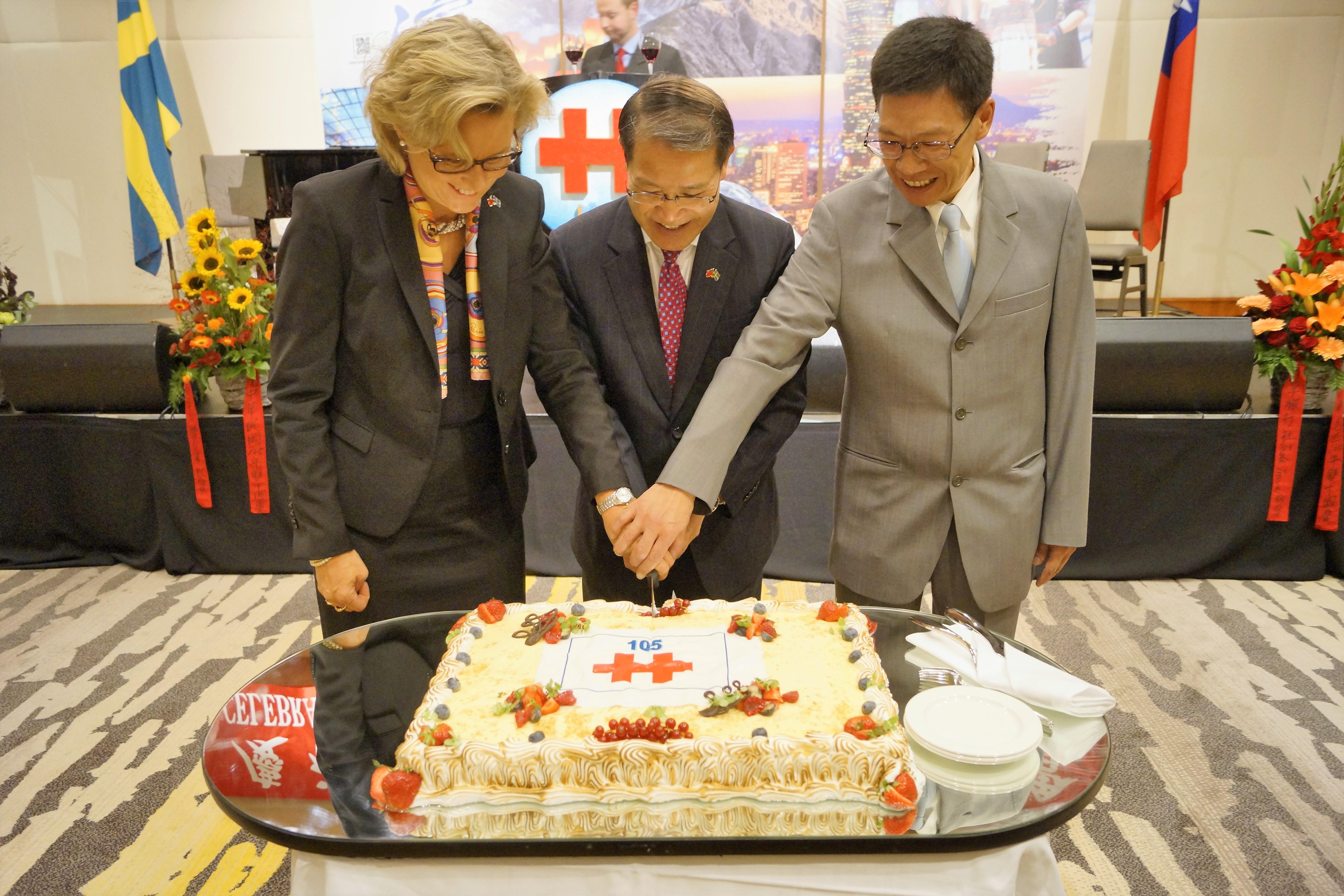 Ambassador Liao, MP Margareta Cederfelt (first from left) and Kesheng, head of Taiwan Chinese Association of Sweden, cut the Republic of China´s birthday cake.