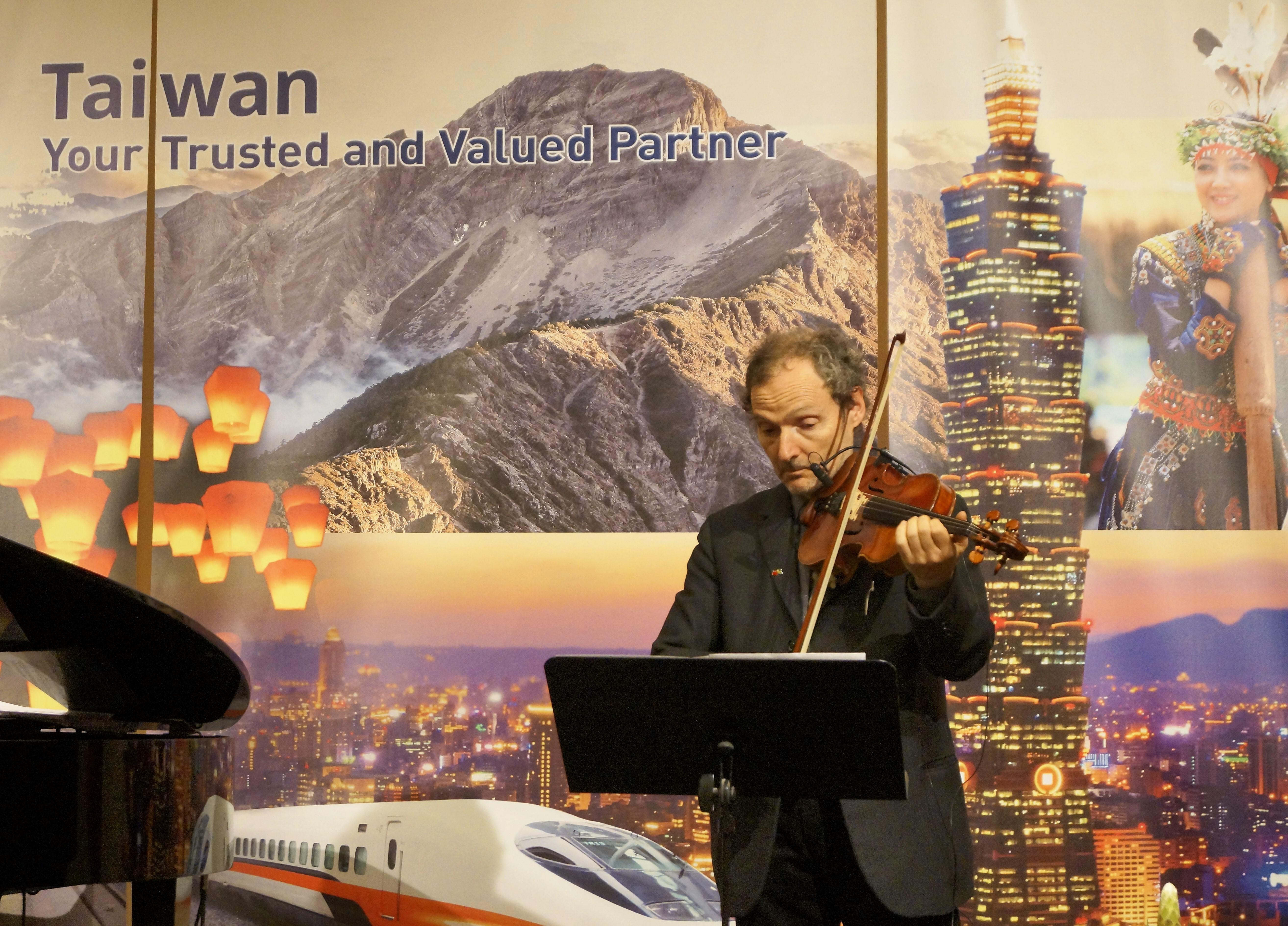 Swedish violin master Semmy Stahlhammer performing at the reception.