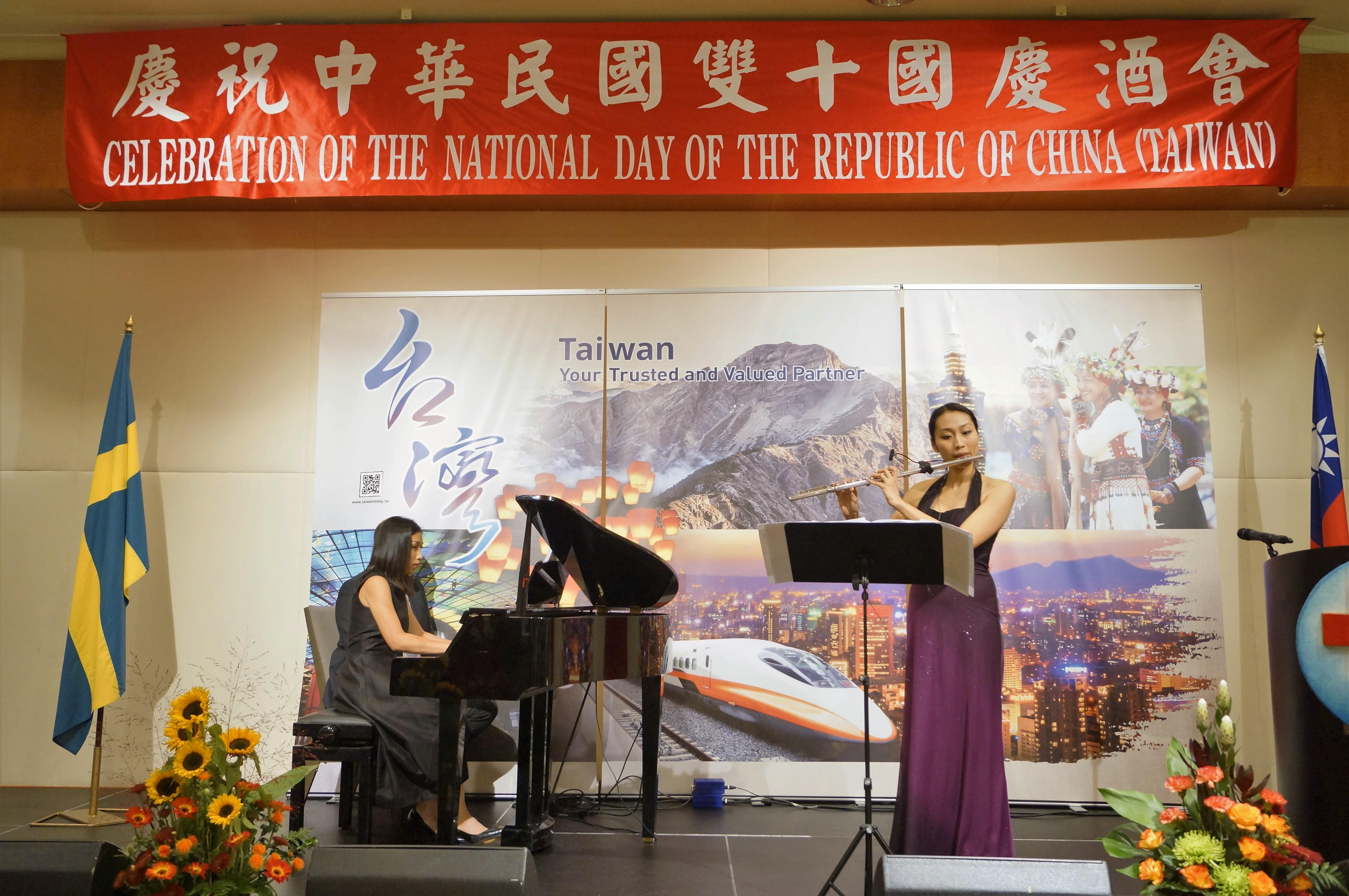 Taiwanese flute artist Ms. Tzu Eklund performs during the reception. 